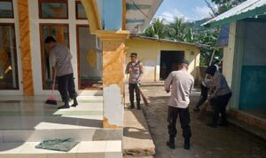 Polri Dekat Masyarakat: Polsek Sekotong Adakan Aksi Sosial di Taman Sejati