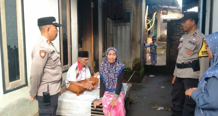 Hari Bhayangkara ke-79, Polsek Kediri Bantu Warga Lansia di Kediri Selatan