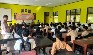 Sat Binmas Polres Lombok Barat Edukasi Siswa SMKN Kuripan Soal Bahaya Narkoba