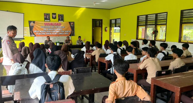 Sat Binmas Polres Lombok Barat Edukasi Siswa SMKN Kuripan Soal Bahaya Narkoba