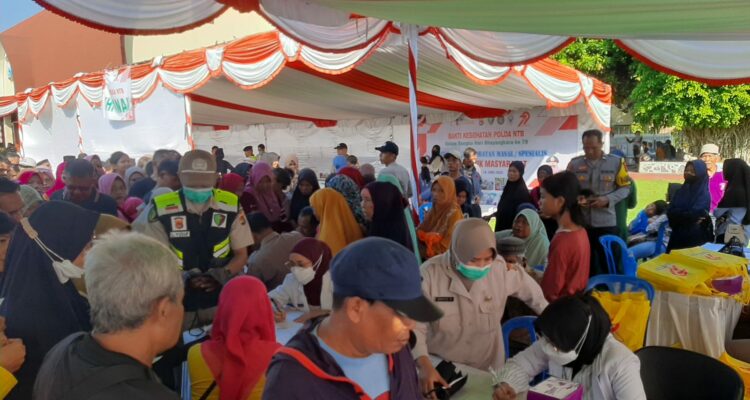 Warga Labuapi Terima Layanan Kesehatan dan Bansos Gratis dari Polri