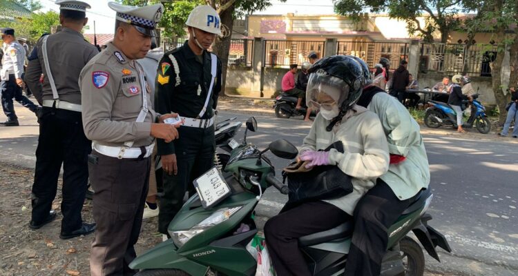 Operasi Patuh Rinjani 2025 Polres Lombok Barat Tindak Puluhan Pelanggar di Kediri