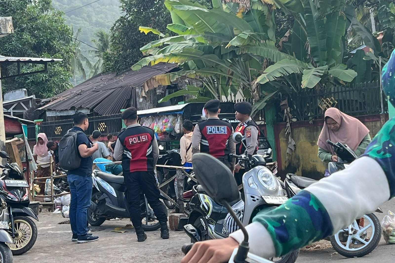 Polres Lombok Barat Gelar Patroli Dialogis di Pasar Banyu Urip Cegah Radikalisme