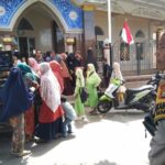 Polsek Batulayar Salurkan 2 Ton Beras Murah, Warga Antusias Sambut