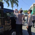 Polsek Pelabuhan Lembar Bagikan Bendera Merah Putih kepada Sopir Truk Sambut HUT RI ke-80