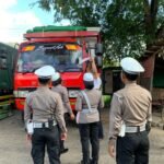Tugu Tank Gerung Jadi Titik Patriotisme: Polantas Bagikan Bendera Merah Putih