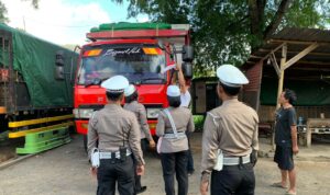 Tugu Tank Gerung Jadi Titik Patriotisme: Polantas Bagikan Bendera Merah Putih