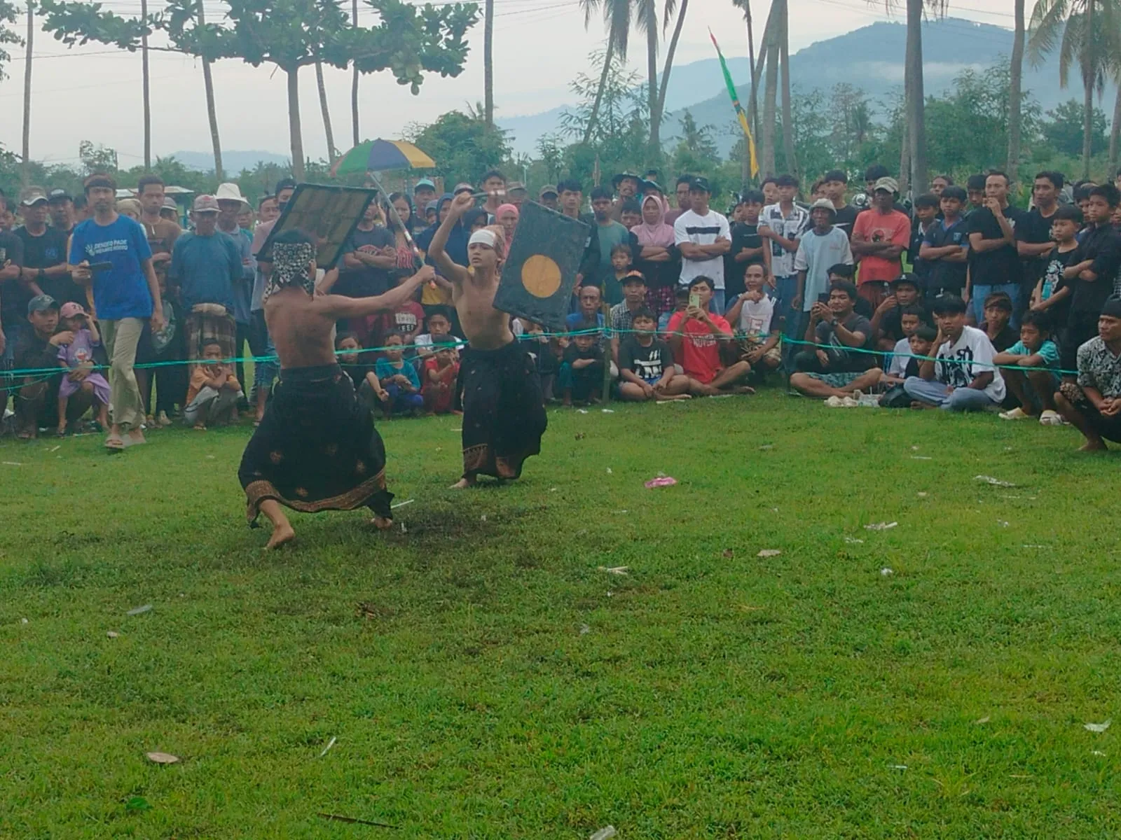 Sinergi Polri dan Warga Sukseskan Peresean HUT Desa Kuripan Timur