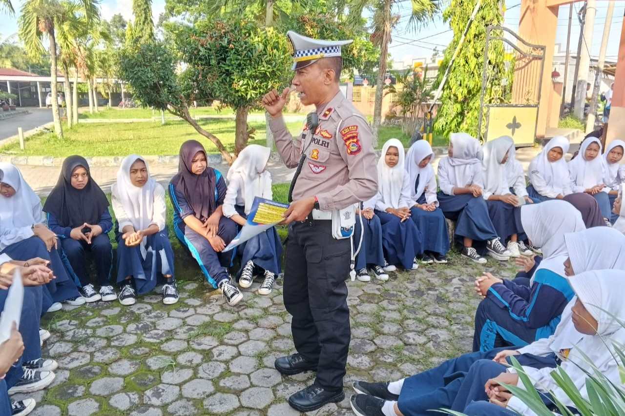 Polres Lombok Barat Tanam Kesadaran Lalu Lintas Sejak Dini di Sekolah