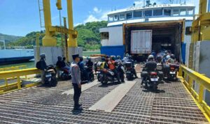 Antisipasi Kerawanan Nataru: Polsek Lembar Cek Dokumen Kendaraan Kapal