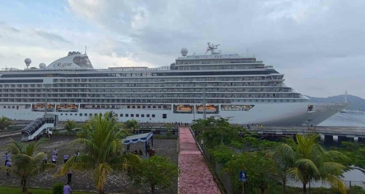 NTB Banjir Turis: Kapal Seven Seas Explorer Angkut Ratusan Wisman ke Gili Mas