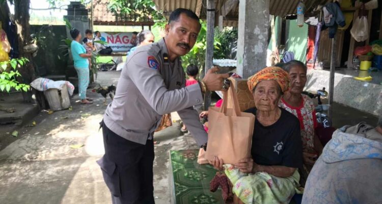 Sat Binmas Polres Lobar Bagikan Paket Nutrisi di Lembar